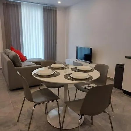 2 Double Bedroom Maisonette With Own Entrance *