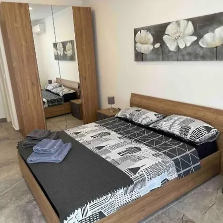 Апартаменты 2 Double Bedroom Maisonette With Own Entrance Is-Swieqi