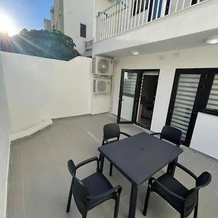 Апартаменты 2 Double Bedroom Maisonette With Own Entrance *