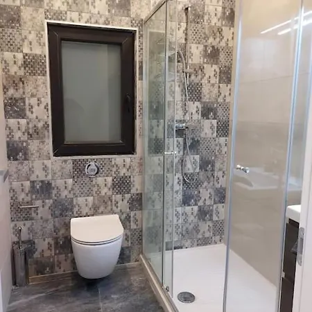 2 Double Bedroom Maisonette With Own Entrance *